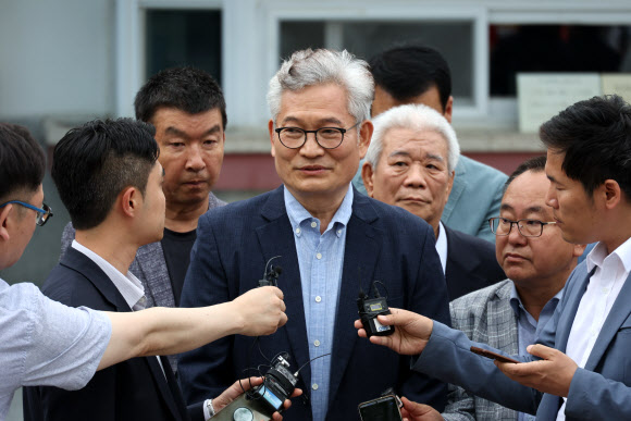 더불어민주당 돈 봉투 의혹으로 구속 상태에서 재판받아온 송영길 소나무당 대표가 30일 오후 법원의 보석 허가로 석방돼 경기도 의왕 서울구치소 앞에서 소감을 말하고 있다. 2024.5.30. 연합뉴스