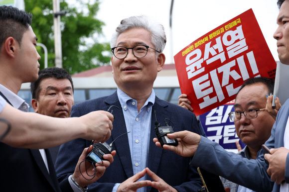 더불어민주당 돈 봉투 의혹으로 구속 상태에서 재판받아온 송영길 소나무당 대표가 30일 오후 법원의 보석 허가로 석방돼 경기도 의왕 서울구치소 앞에서 소감을 말하고 있다. 2024.5.30. 연합뉴스