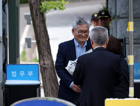 더불어민주당 돈 봉투 의혹으로 구속 상태에서 재판받아온 송영길 소나무당 대표가 30일 오후 법원의 보석 허가로 석방돼 경기도 의왕 서울구치소를 빠져나오고 있다. 2024.5.30. 연합뉴스