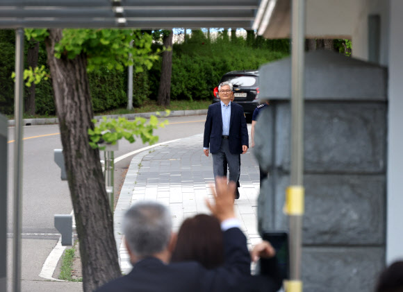 더불어민주당 돈 봉투 의혹의 정점으로 지목돼 구속 상태로 재판받아온 송영길 소나무당 대표가 30일 오후 법원의 보석 허가로 석방돼 경기도 의왕 서울구치소를 빠져나오고 있다. 2024.5.30. 연합뉴스