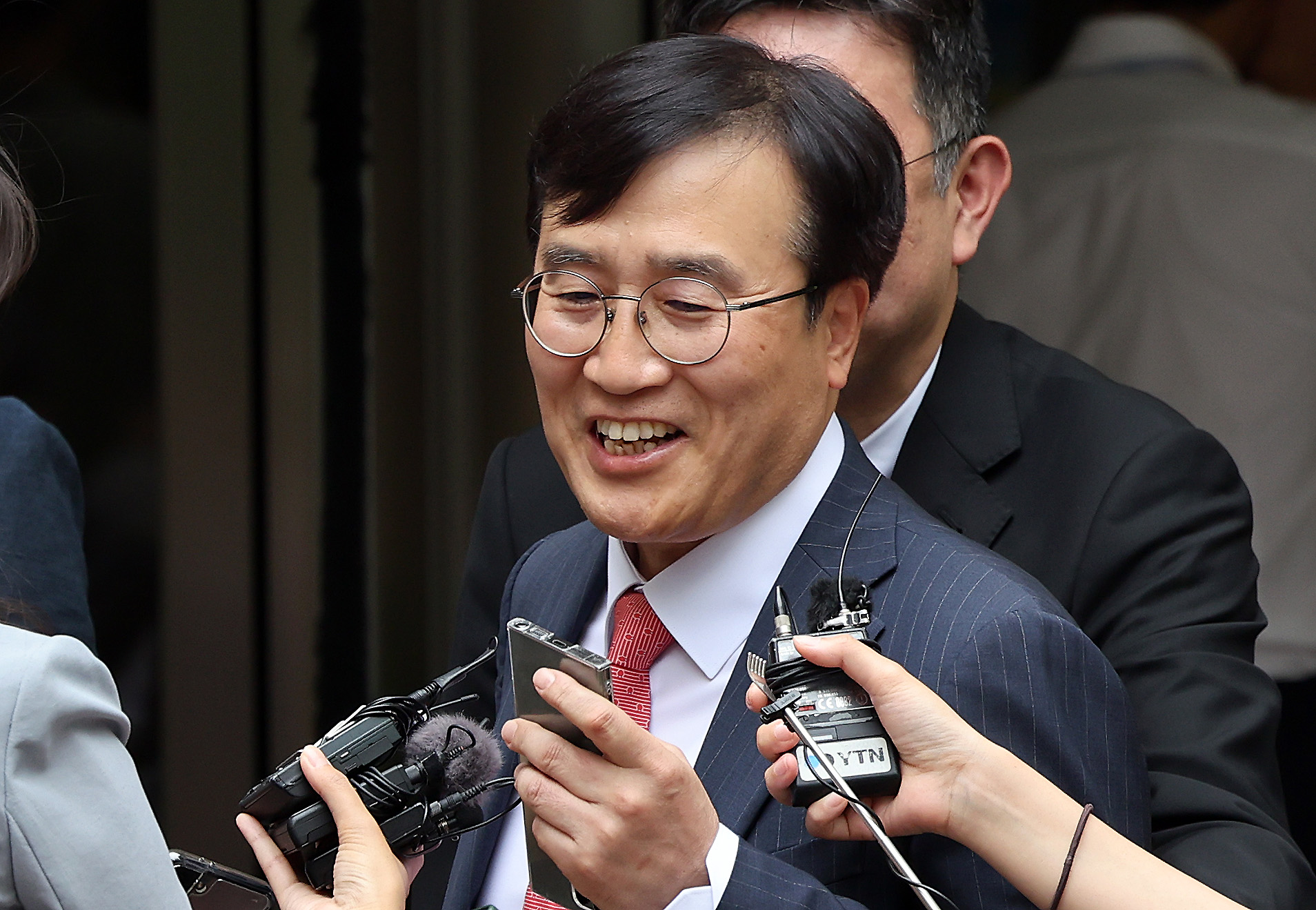 노소영 아트센터 나비 관장의 법률 대리인 김기정 변호사가 30일 오후 서울 서초구 고등법원 앞에서 최태원 SK그룹 회장과 노 관장의 이혼소송 관련 2심 선고 공판을 마친 뒤 입장을 밝히고 있다. 서울고법 가사2부(김시철 김옥곤 이동현 부장판사)는 이날 최 회장과 노 관장의 이혼 소송에서 “원고(최 회장)가 피고(노 관장)에게 위자료 20억원, 재산분할로 1조3천808억원을 지급하라”고 판결했다. 2024.5.30. 뉴스1
