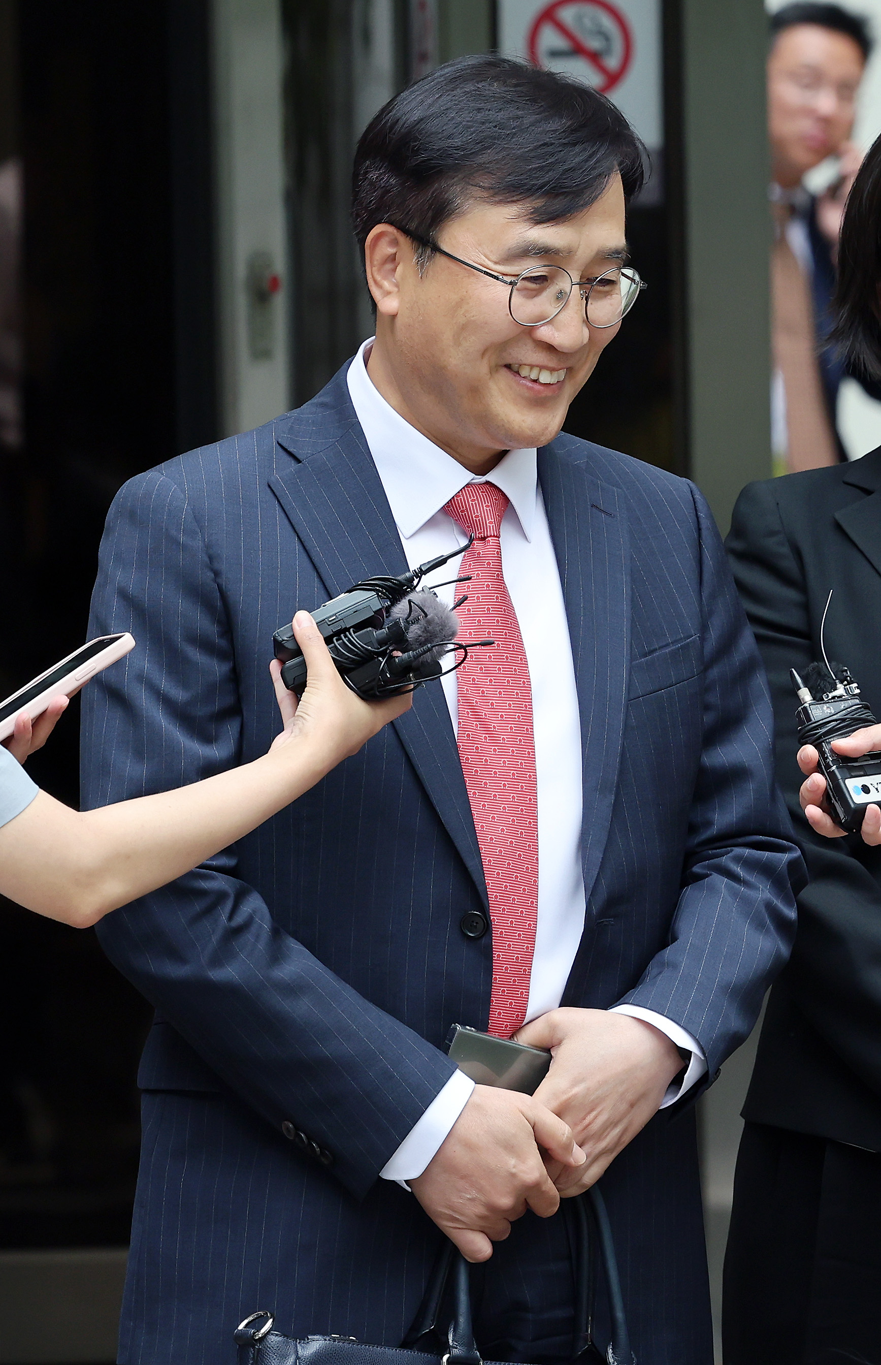 노소영 아트센터 나비 관장의 법률 대리인 김기정 변호사가 30일 오후 서울 서초구 고등법원 앞에서 최태원 SK그룹 회장과 노 관장의 이혼소송 관련 2심 선고 공판을 마친 뒤 입장을 밝히고 있다. 서울고법 가사2부(김시철 김옥곤 이동현 부장판사)는 이날 최 회장과 노 관장의 이혼 소송에서 “원고(최 회장)가 피고(노 관장)에게 위자료 20억원, 재산분할로 1조3천808억원을 지급하라”고 판결했다. 2024.5.30. 뉴스1