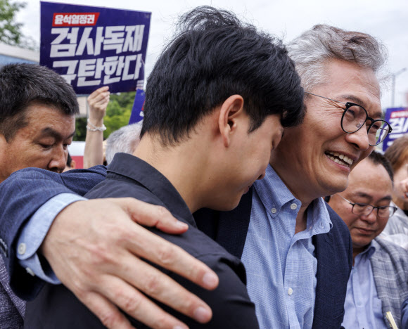 더불어민주당 돈 봉투 의혹으로 구속 상태에서 재판받아온 송영길 소나무당 대표가 30일 오후 법원의 보석 허가로 석방돼 경기도 의왕 서울구치소를 빠져 나온 뒤 인터뷰 하다 아들에게 감사의 인사를 하고 있다. 2024.5.30 연합뉴스