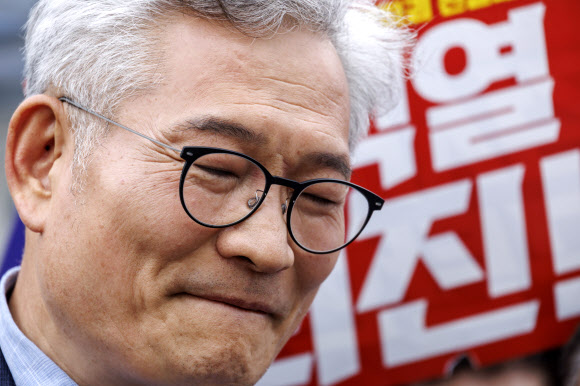 더불어민주당 돈 봉투 의혹으로 구속 상태에서 재판받아온 송영길 소나무당 대표가 30일 오후 법원의 보석 허가로 석방돼 경기도 의왕 서울구치소를 빠져 나온 뒤 소감을 말하고 있다. 2024.5.30 연합뉴스