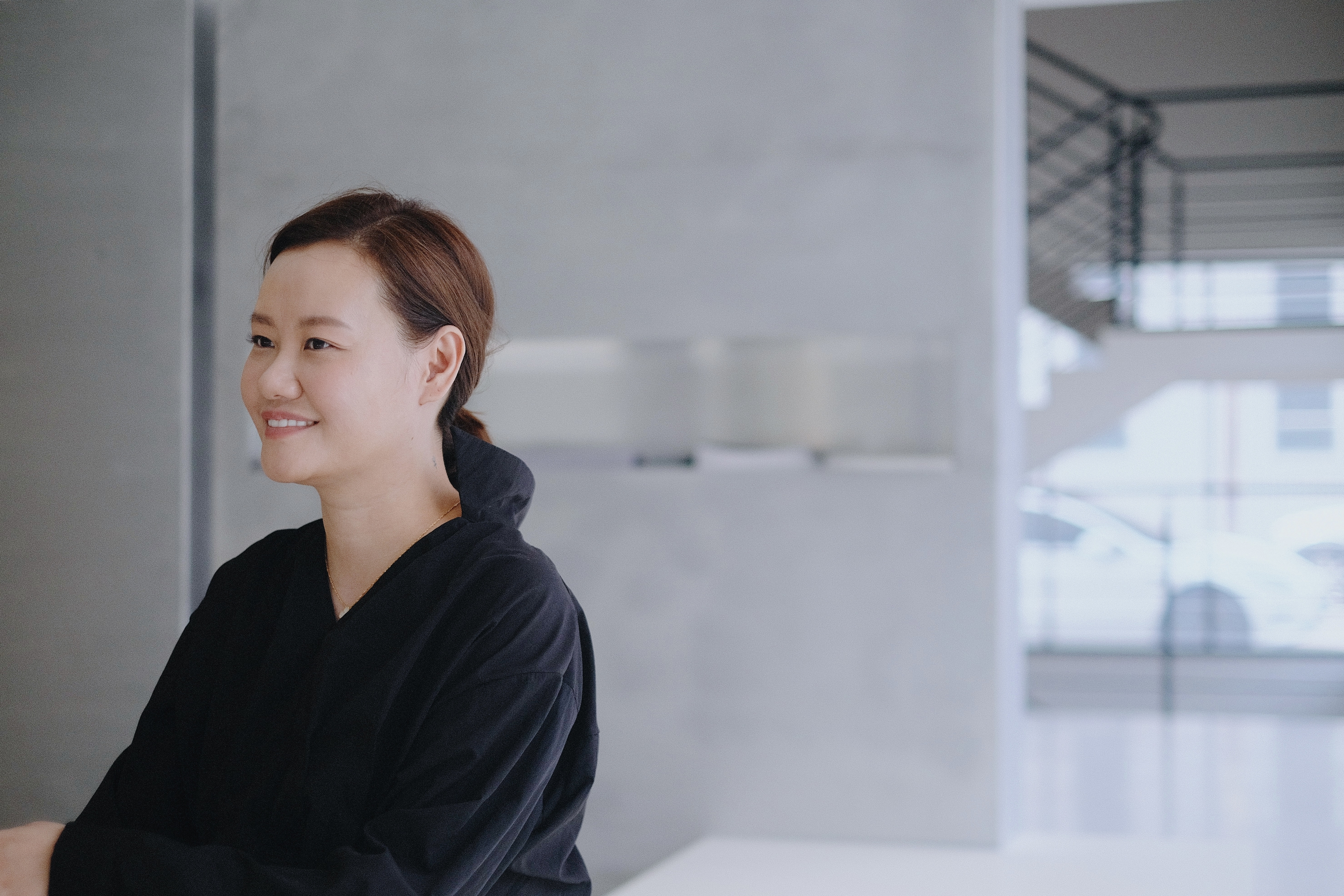 ‘미스 플라이트’ 이후 6년 만에 두 번째 장편 ‘백년해로외전’으로 돌아온 소설가 박민정은 작품에서 국제결혼과 다문화가정 등을 통해 한국 사회와 정체성 문제를 예리하게 짚고 있다. ⓒ김봉곤·문학동네 제공