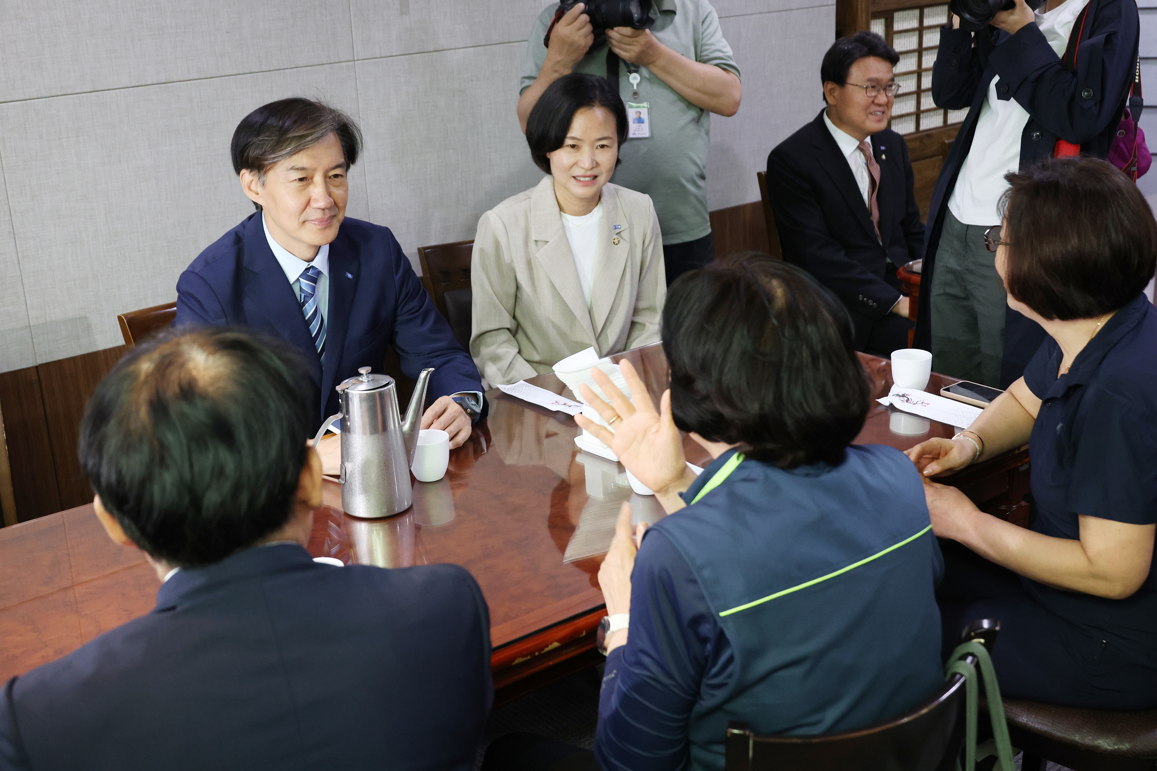 조국혁신당 조국 대표 등이 31일 서울 영등포구 국회 의원회관에서 국회 청소노동자와의 오찬간담회를 하고 있다. 연합뉴스