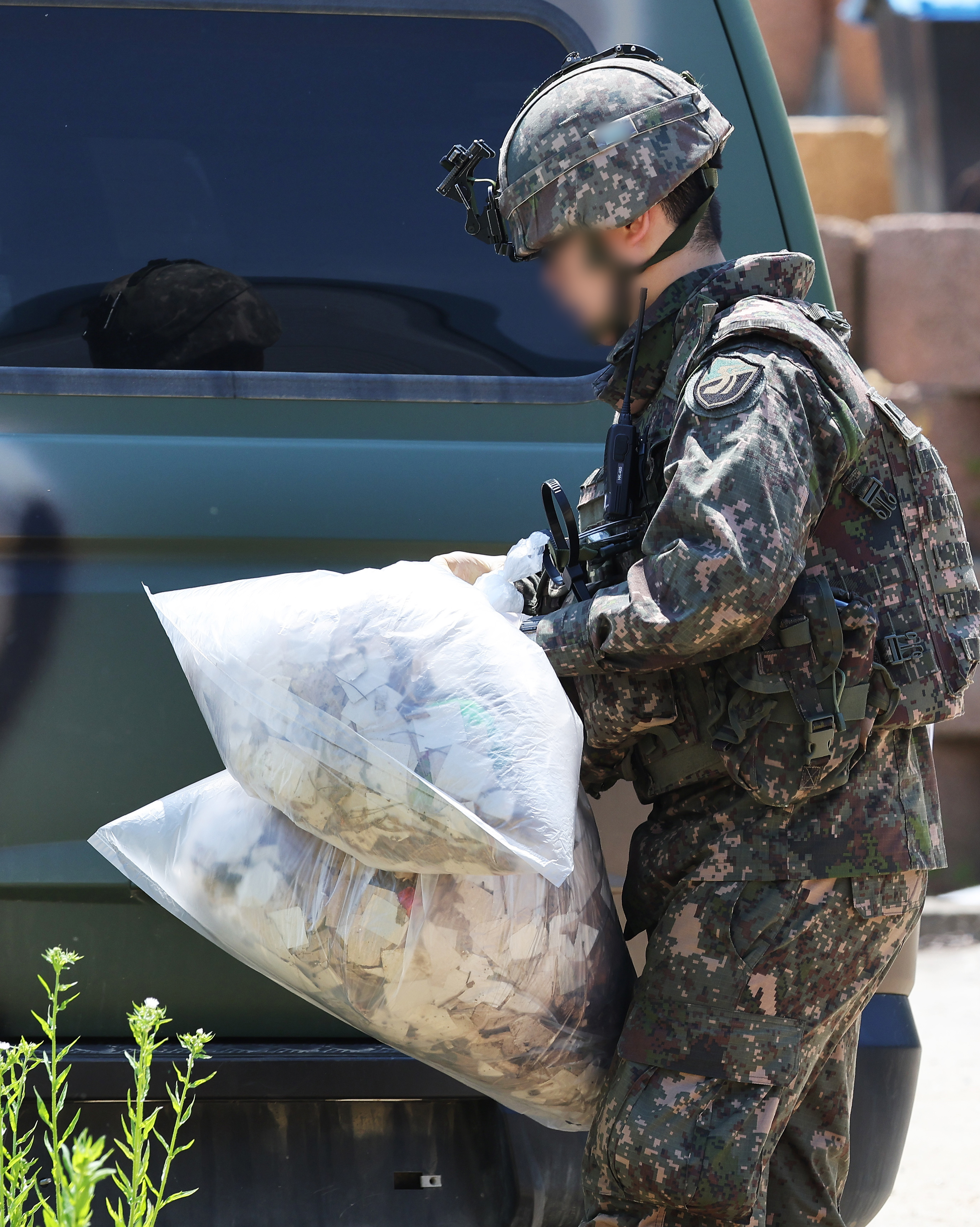 경기 곳곳에서 대남전단 잔해 발견