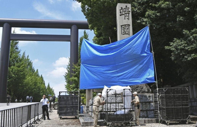 1일 낙서가 발견된 일본 도쿄 야스쿠니신사 입구 돌기둥에 가림막이 쳐졌다. 쿄도 연합뉴스