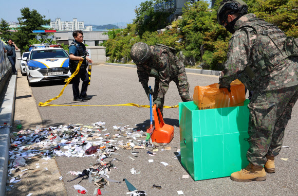 2일 오전 인천 중구 전동 인천기상대 앞에 떨어진 북한 오물 풍선 잔해를 군인들이 수거하고 있다. 연합뉴스