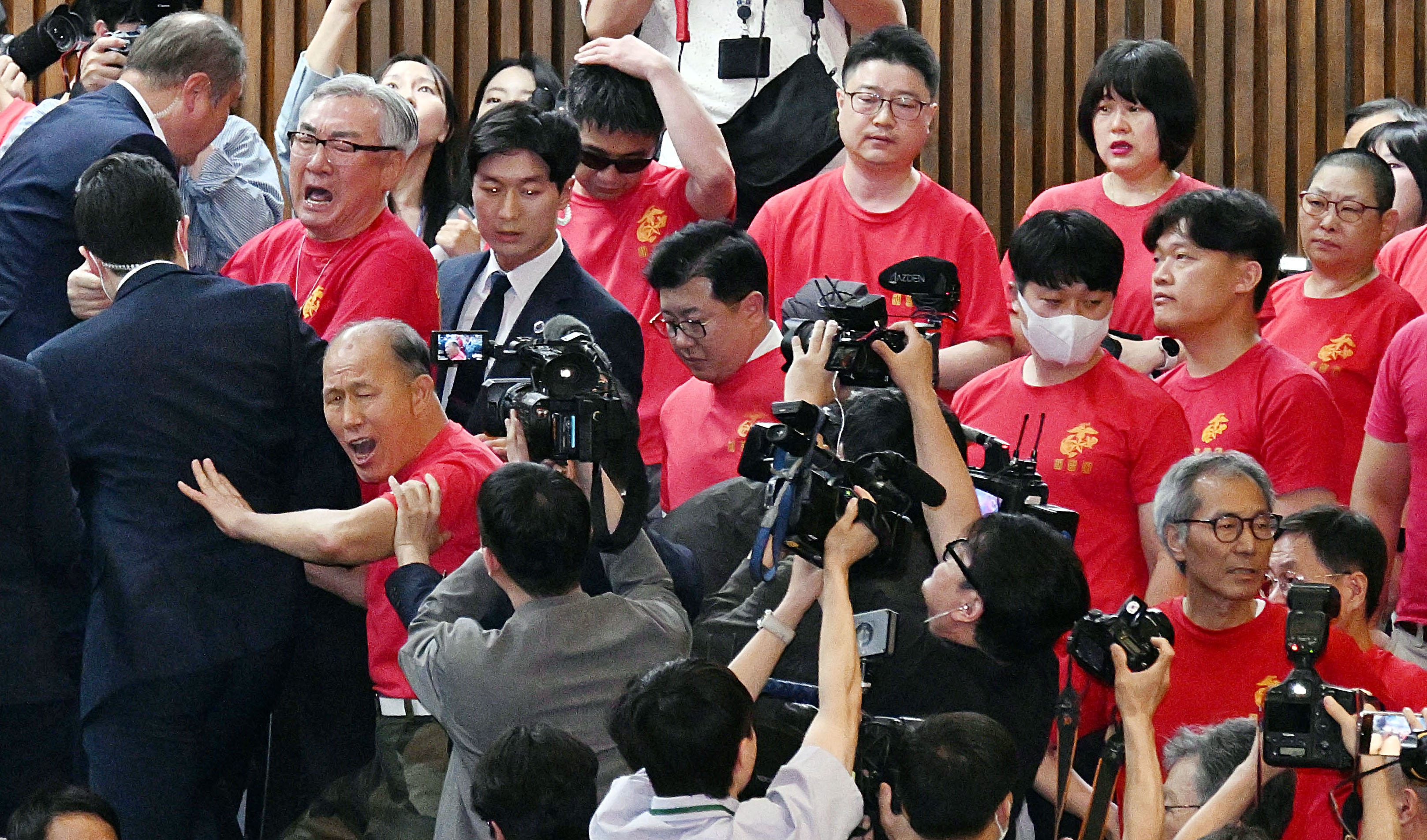 21대 국회 마지막 본회의가 열린 28일 서울 여의도 국회 본회의장에서 해병대원들과 군사망사건 유가족들이 채상병 특검법이 부결되자 결과를 규탄하고 있다. 2024.5.28 안주영 전문기자