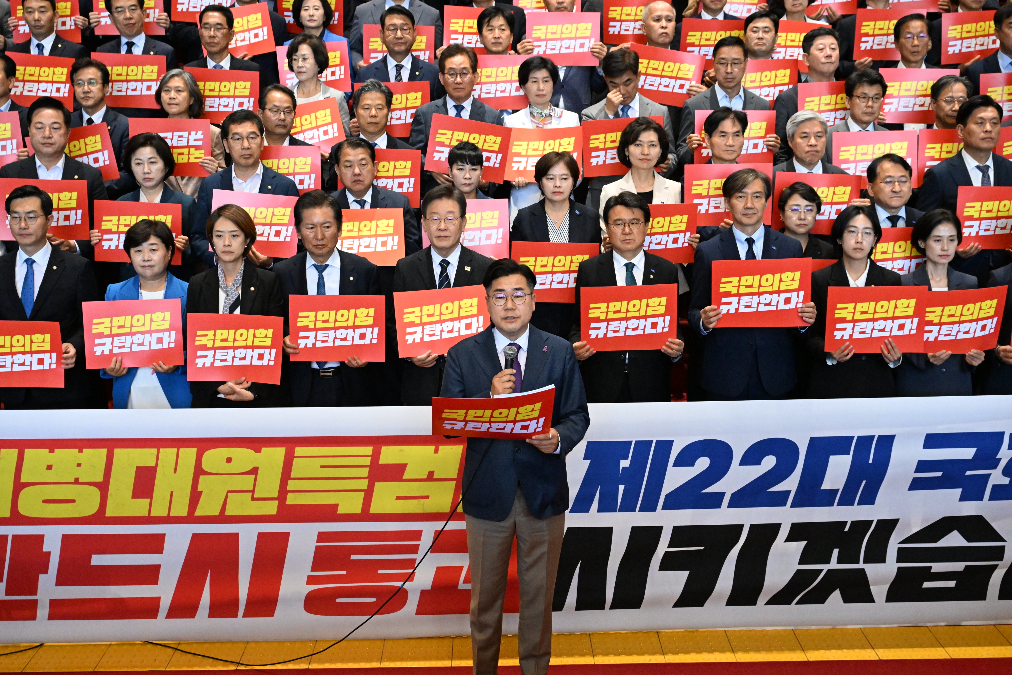 해병 특검법에 대한 재표결이 부결된 28일 서울 여의도 국회 로텐더홀에서 야당 의원들이 규탄 기자회견을 하고 있다. 2024.5.28 오장환 기자