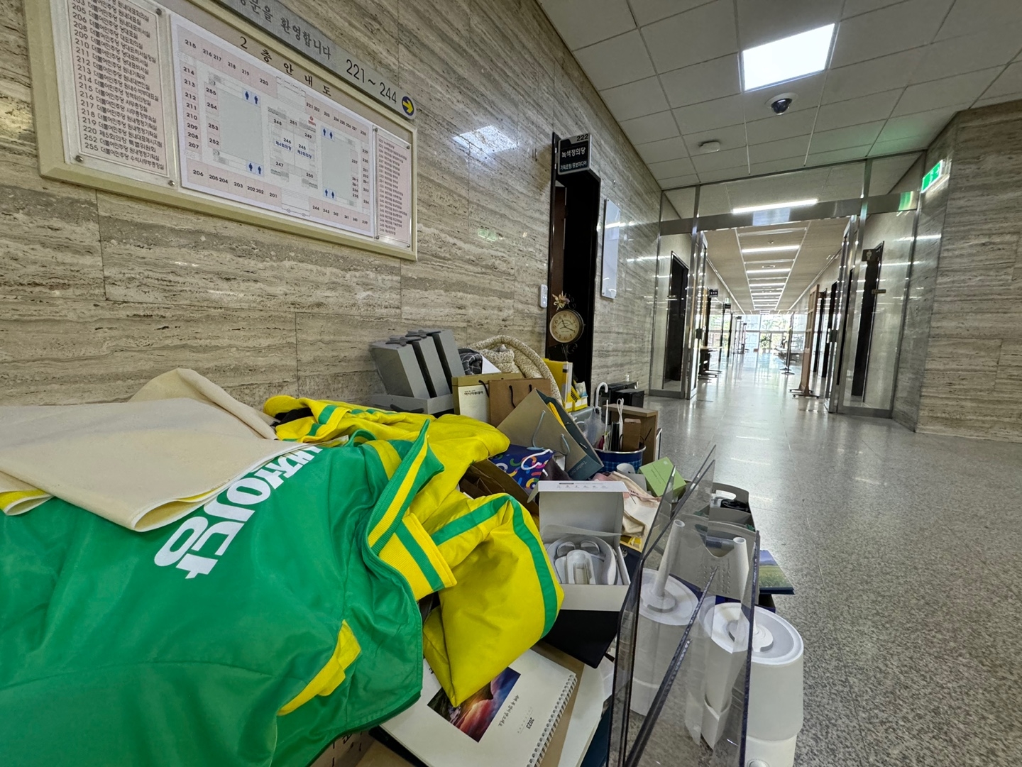 21대 국회가 종료되는 29일 서울 여의도 국회 녹색 정의당 대표실앞에 그간 사용하던 사무실 집기들이 정리되어 쌓여있다. 2024.5.29 안주영 전문기자