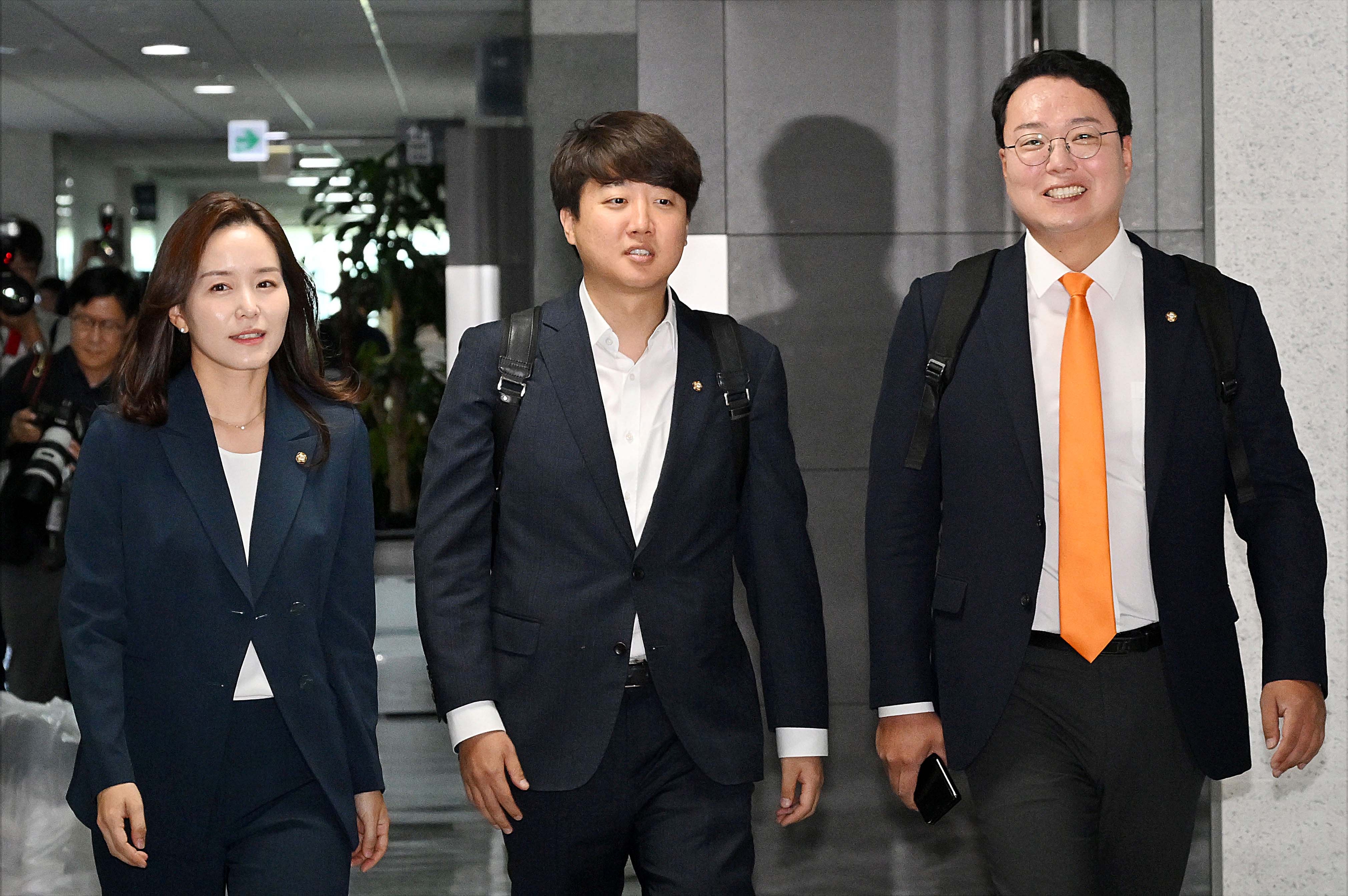 이준석, 이주영, 천하람 개혁신당 의원이 30일 서울 여의도 국회 의원회관 내 의원실을 향해 걸어가고 있다. 2024.5.30 오장환 기자