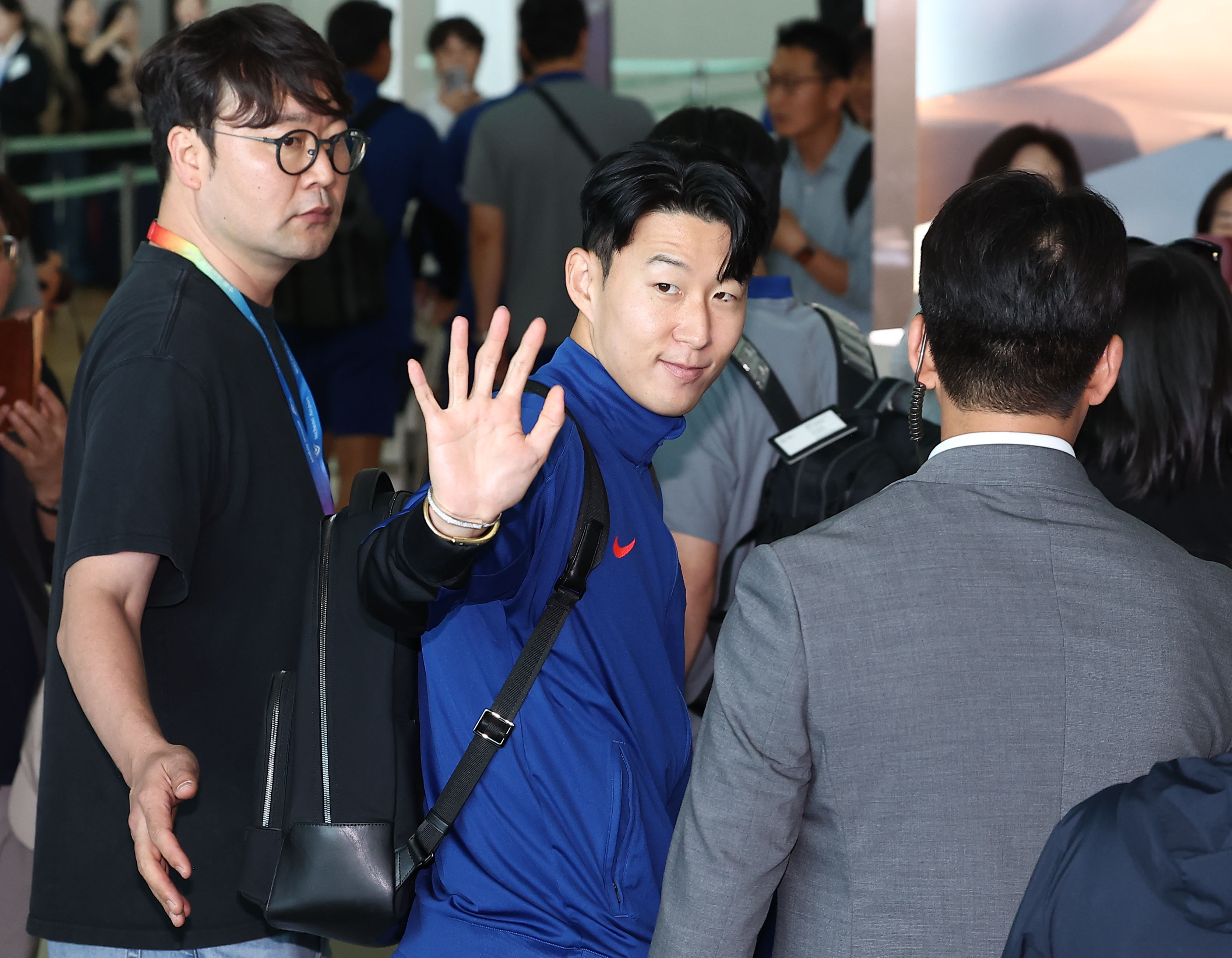 한국 남자축구 국가대표팀 주장 손흥민이 2일 인천공항을 통해 출국하고 있다. 대표팀은 오는 6일 싱가포르에서 2026 북중미 월드컵 아시아 지역 2차 예선 C조 5차전을 치른다. 연합뉴스