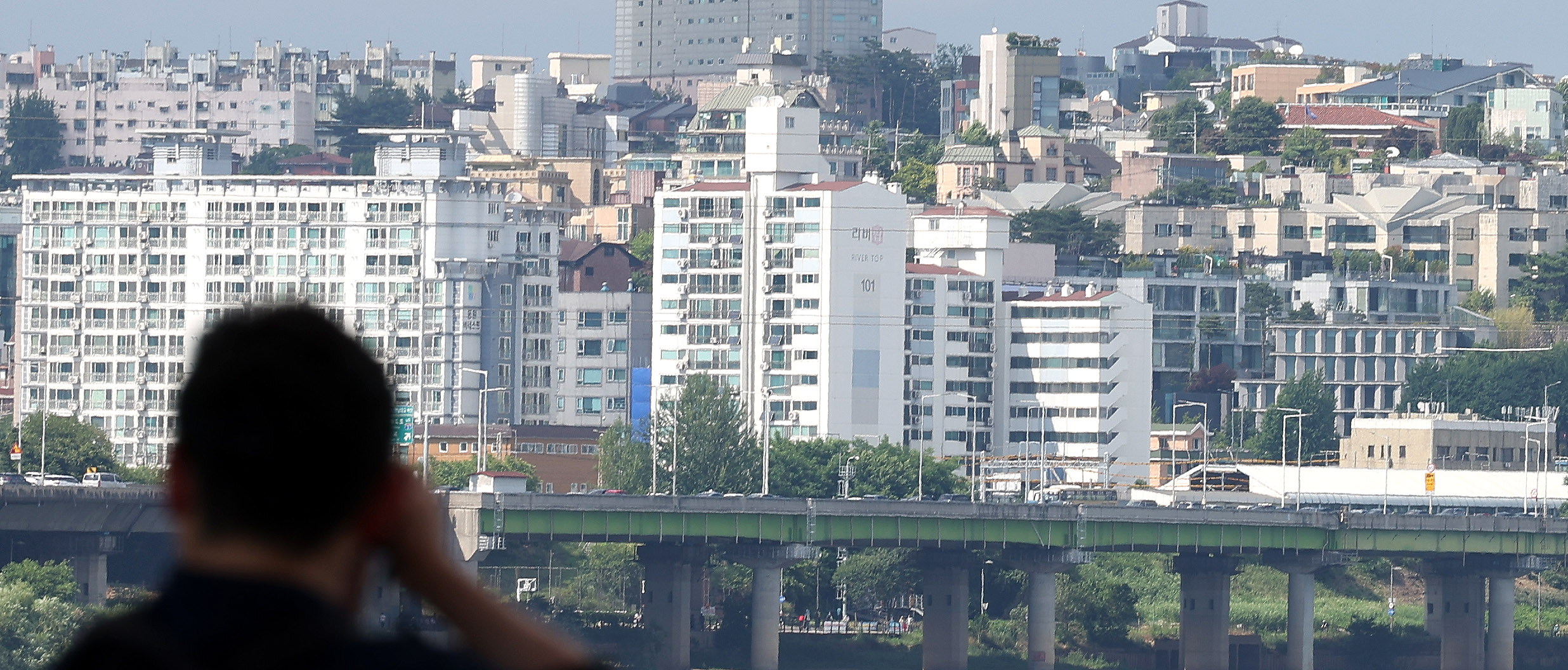 2일 오후 서울 서초구 잠수교에서 서울 시내 아파트가 보이고 있다. 정부가 종합부동산세 폐지 등에 대한 검토를 하고 있는 것으로 알려졌다. 뉴시스