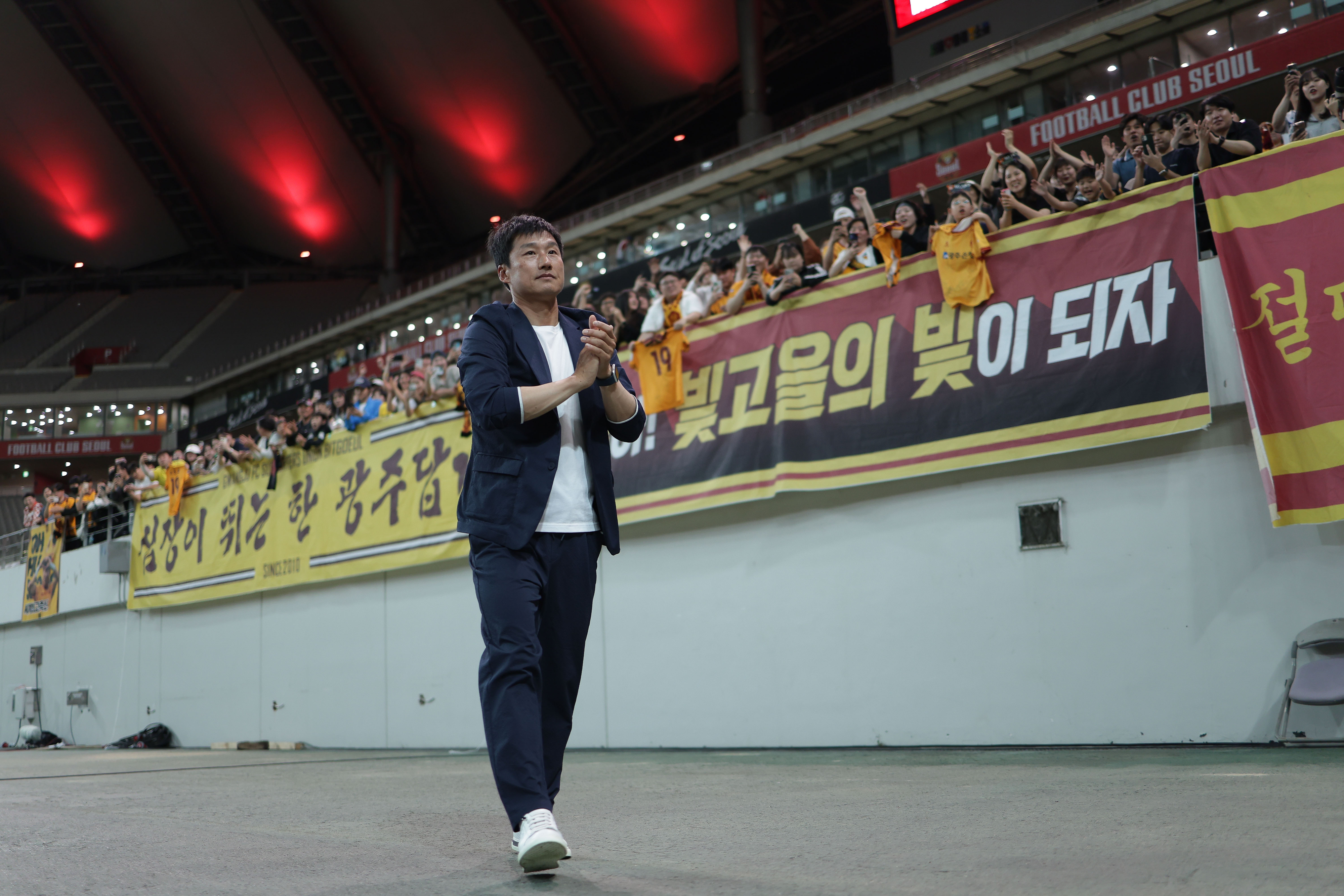 이정효 광주FC 감독이 2일 서울월드컵경기장에서 열린 2024 K리그1 16라운드 FC서울과의 원정 경기에서 승리하고 원정 팬들과 기뻐하고 있다. K리그 제공