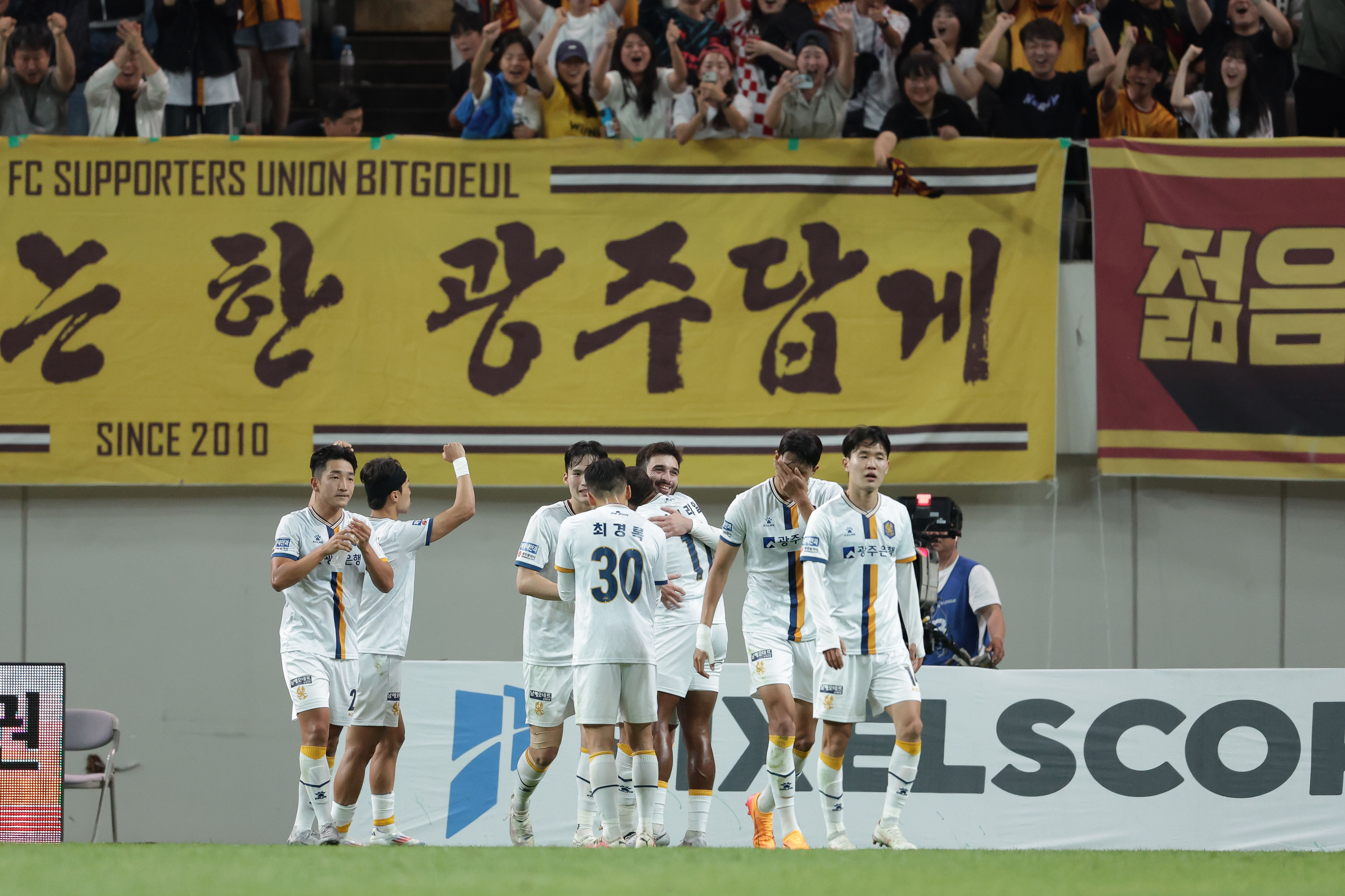 광주FC 선수들이 2일 서울월드컵경기장에서 열린 2024 K리그1 16라운드 FC서울과의 원정 경기에서 결승 골을 넣은 베카와 기뻐하고 있다. K리그 제공