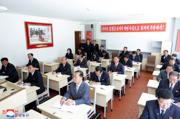 북한 김덕훈 총리ㆍ최선희 외무상도 김정은 지켜보는 강의실서 재교육