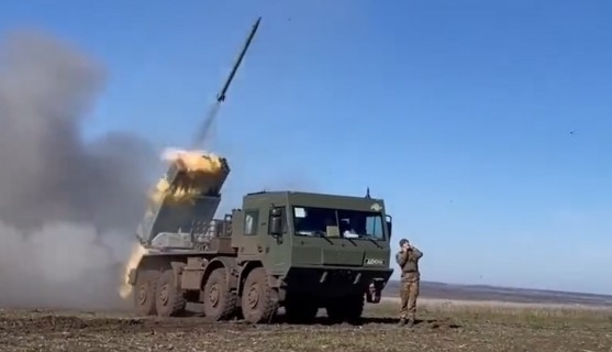 우크라이나군이 고속기동포병로켓시스템(하이마스)을 발사하고 있다. 우크라이나 국방부 소셜미디어 캡처