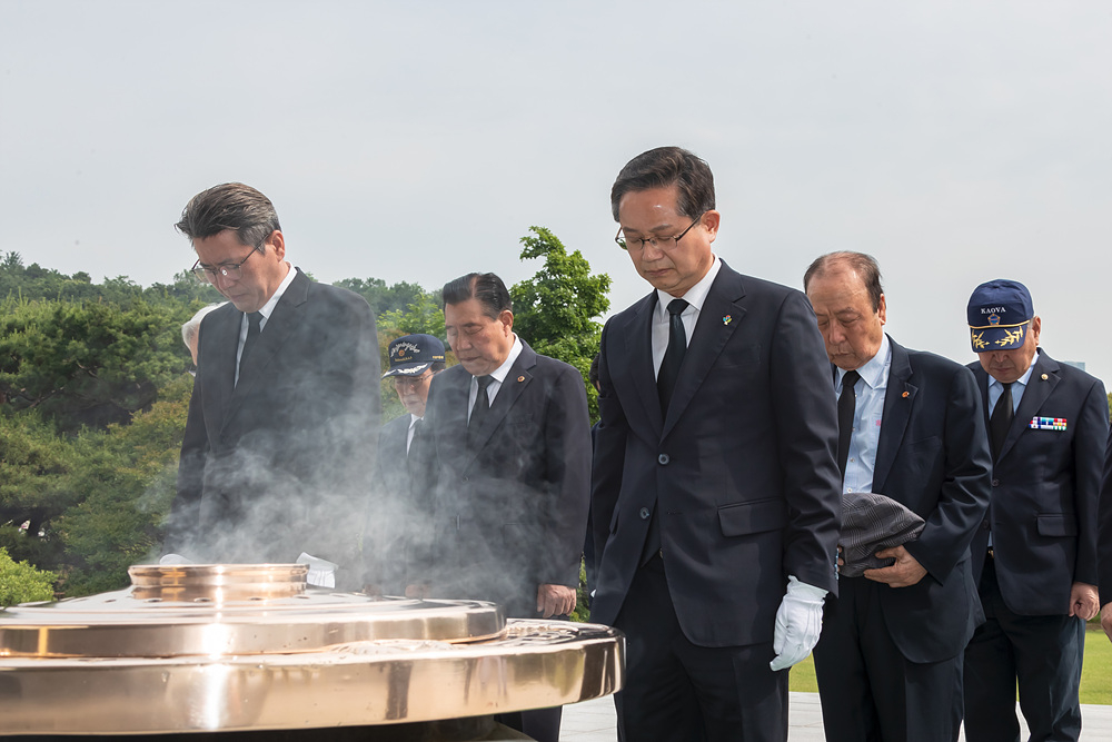 지난해 국립서울현충원에서 추모 중인 최호권(앞줄 오른쪽) 서울 영등포구청장. 영등포구 제공