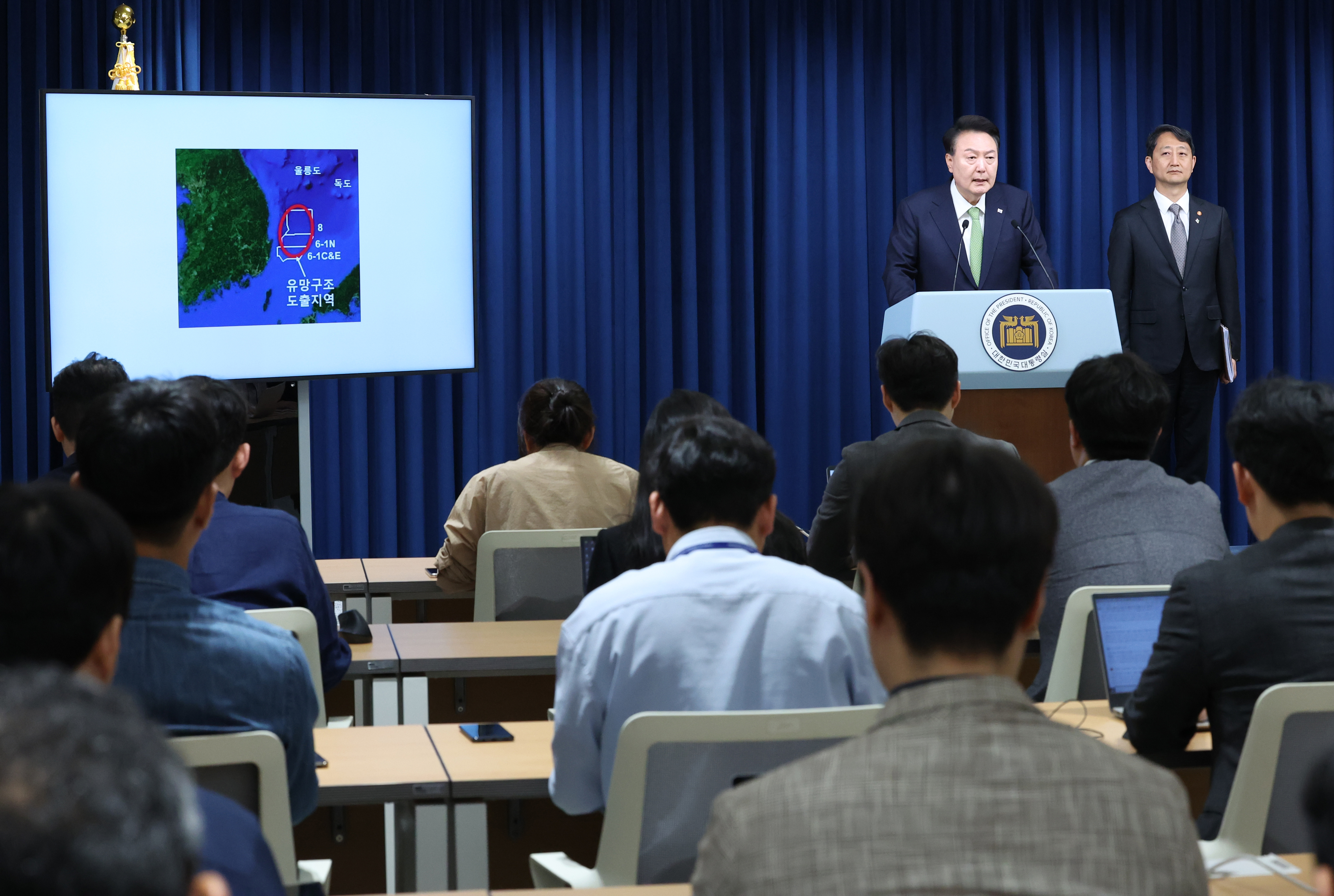 윤석열 대통령이 3일 용산 대통령실 청사에서 열린 첫 국정브리핑에서 “포항 영일만 앞바다에서 막대한 양의 석유와 가스가 매장돼 있을 가능성이 높다는 물리탐사 결과가 나왔다”고 발표하고 있다. 2024.6.3 뉴스1