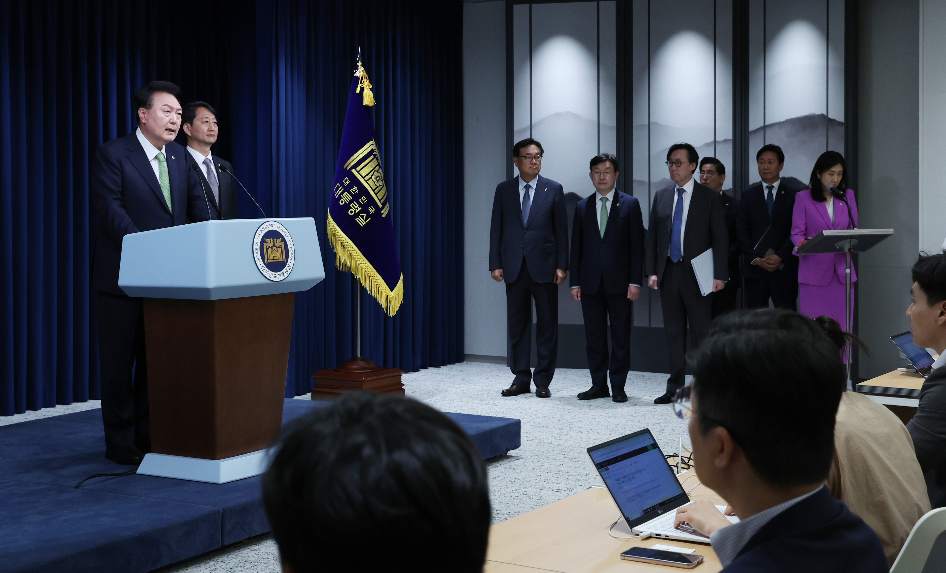 윤석열 대통령이 3일 서울 용산 대통령실 브리핑룸에서 첫 국정브리핑을 하고 있다. 왼쪽부터 윤 대통령, 안덕근 산업통상자원부 장관, 정진석 비서실장, 성태윤 정책실장, 장호진 국가안보실장, 이기정 의전비서관, 김수경 대변인. 2024.6.3 연합뉴스