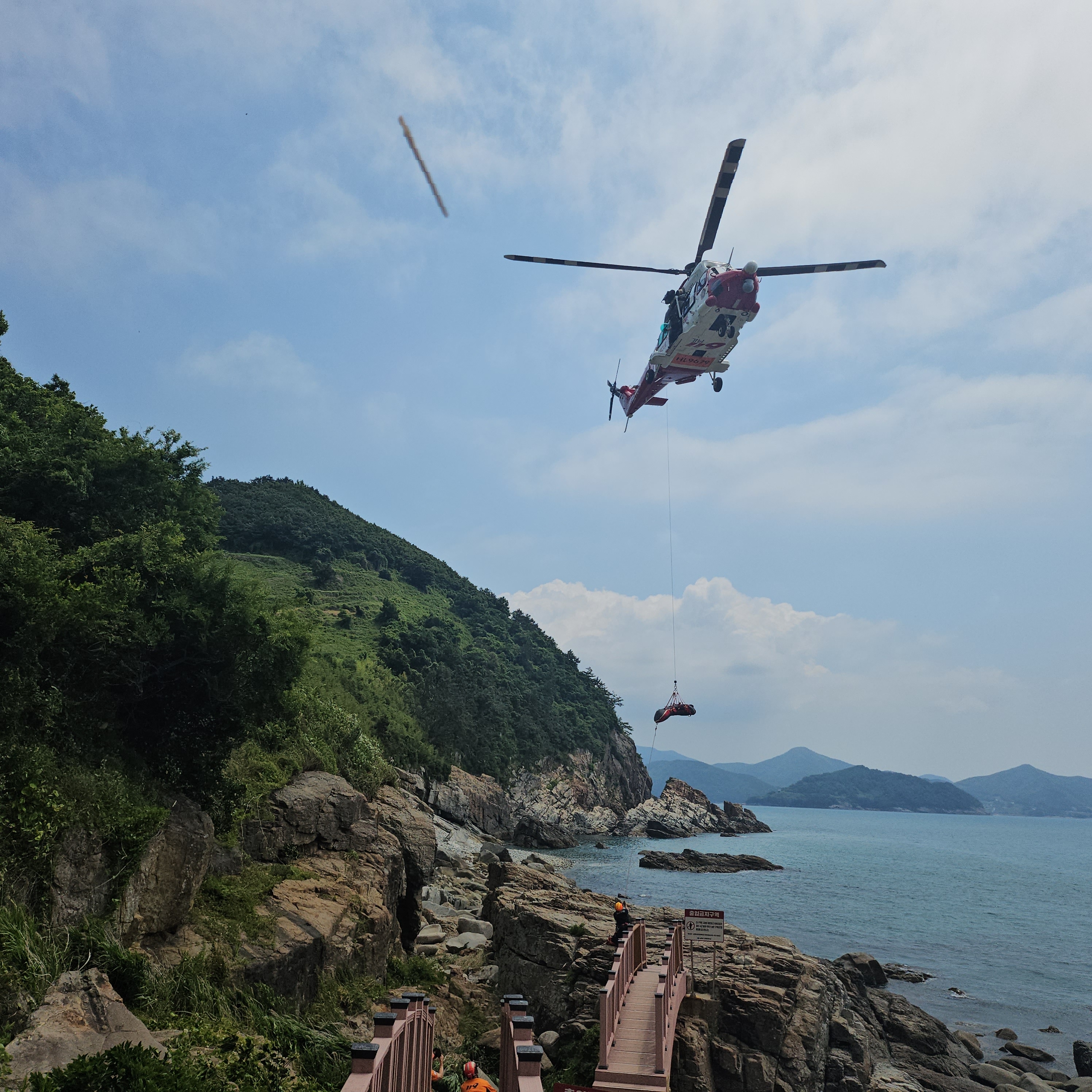 경남 남해군 남면 홍현리 해안가 절벽에 추락사고가 나 소방당국이 구조작업을 펼치고 있다. 2024.6.3. 경남소방본부 제공