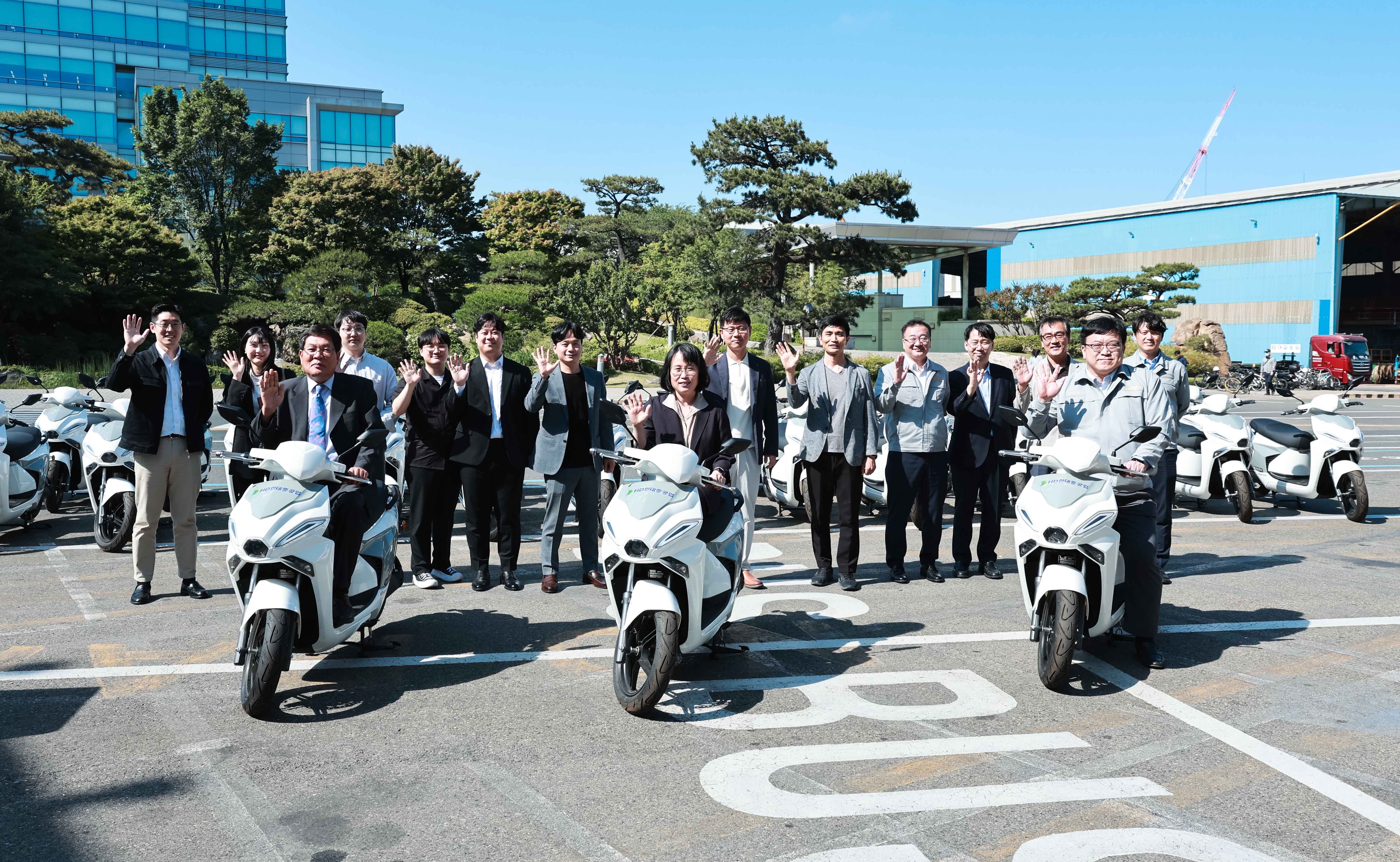 3일 오후 HD현대중공업 미디어룸에서 울산시, 환경부, HD현대중공업 등 관계자들이 ‘산업단지 내 이륜차 전동화 전환’ 업무협약을 맺은 뒤 기념촬영을 하고 있다. HD현대중공업 제공