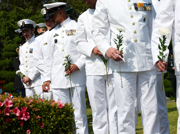 호국보훈의 달, 유엔기념공원 찾은 네덜란드 해군 장병