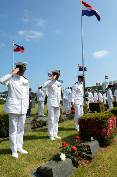 참배하는 네덜란드 해군 장병들