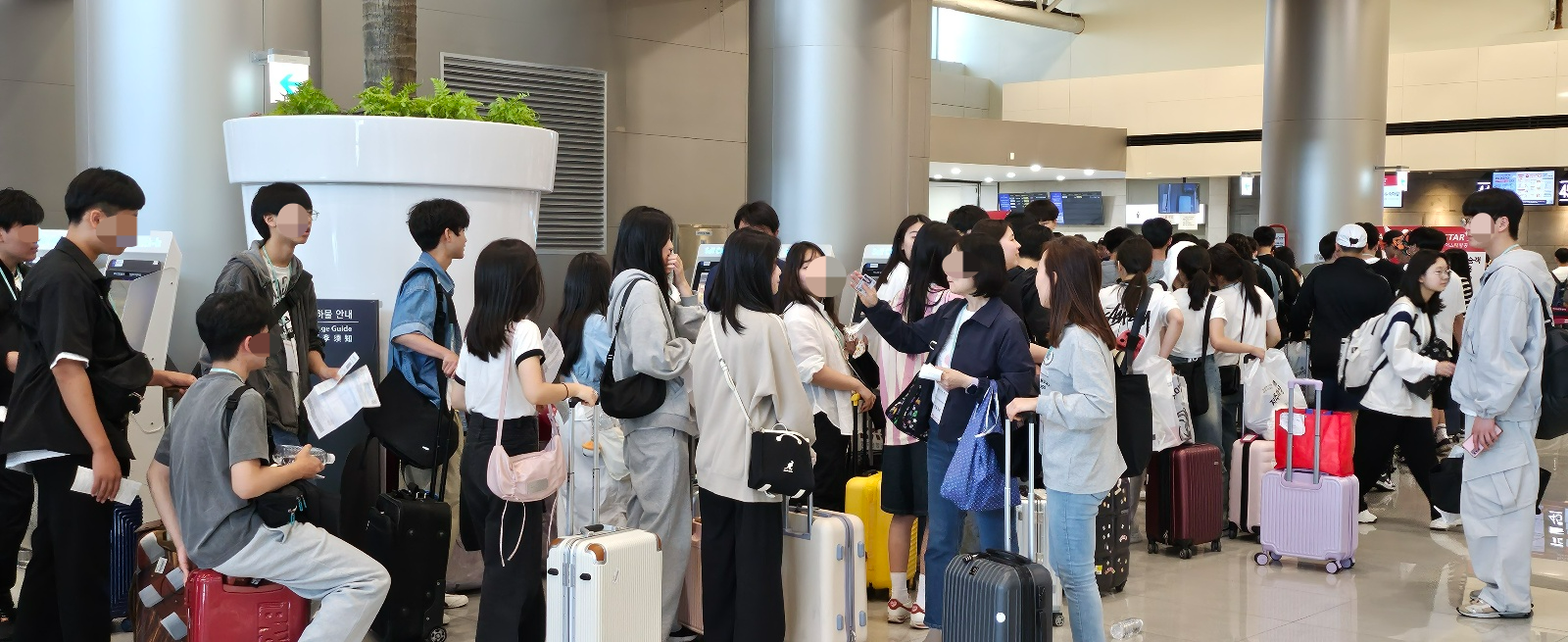 제주공항 출국장 수속 카운터가 수학여행단으로 붐비고 있다. 제주 강동삼 기자