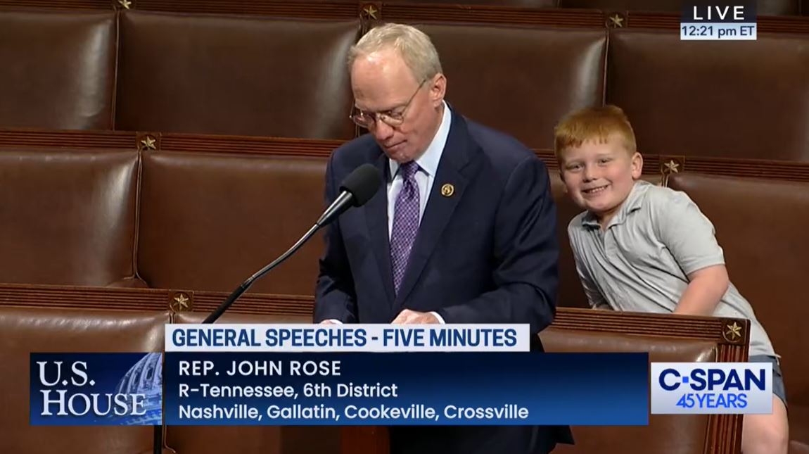존 로즈(왼쪽) 미국 하원의원이 의회에서 연설하는 동안 그의 6세 아들 가이가 미소를 짓고 있다. 미국 비영리 채널 시스팬(C-SPAN) 캡처