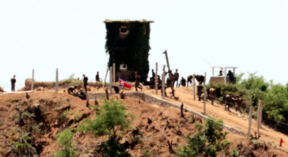 ‘9ㆍ19 군사합의 효력 정지’ 초소 진지 공사하는 북한 군인들