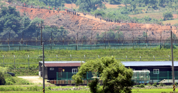 우리 군 초소 너머로 진지 공사하는 북한군