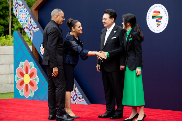 [한-아프리카 정상회의] 윤석열 대통령 부부, 상투메프린시페 대통령 부부 영접