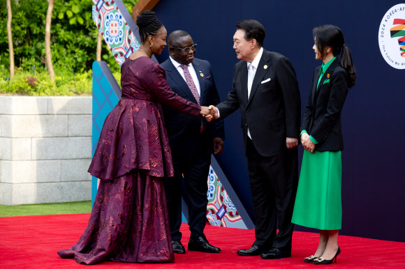 [한-아프리카 정상회의] 윤석열 대통령 부부, 시에라리온 대통령 부부 영접