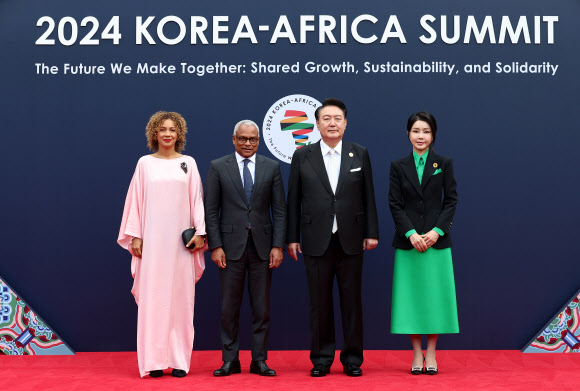 [한-아프리카 정상회의] 윤석열 대통령 부부, 카보베르데 대통령 부부와 기념촬영