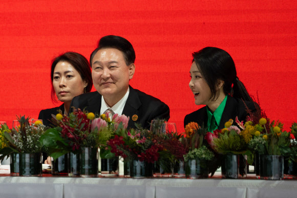 [한-아프리카 정상회의] 환영 만찬 문화공연 관람하는 윤석열 대통령 부부