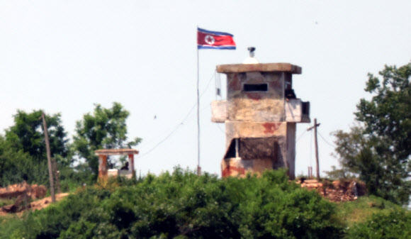 접경지역에서 초소 진지 공사하는 북한 군인들