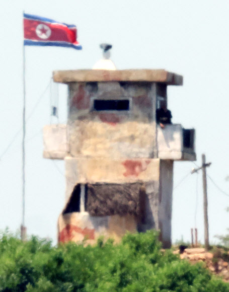 접경지역에서 초소 진지 공사하는 북한 군인들