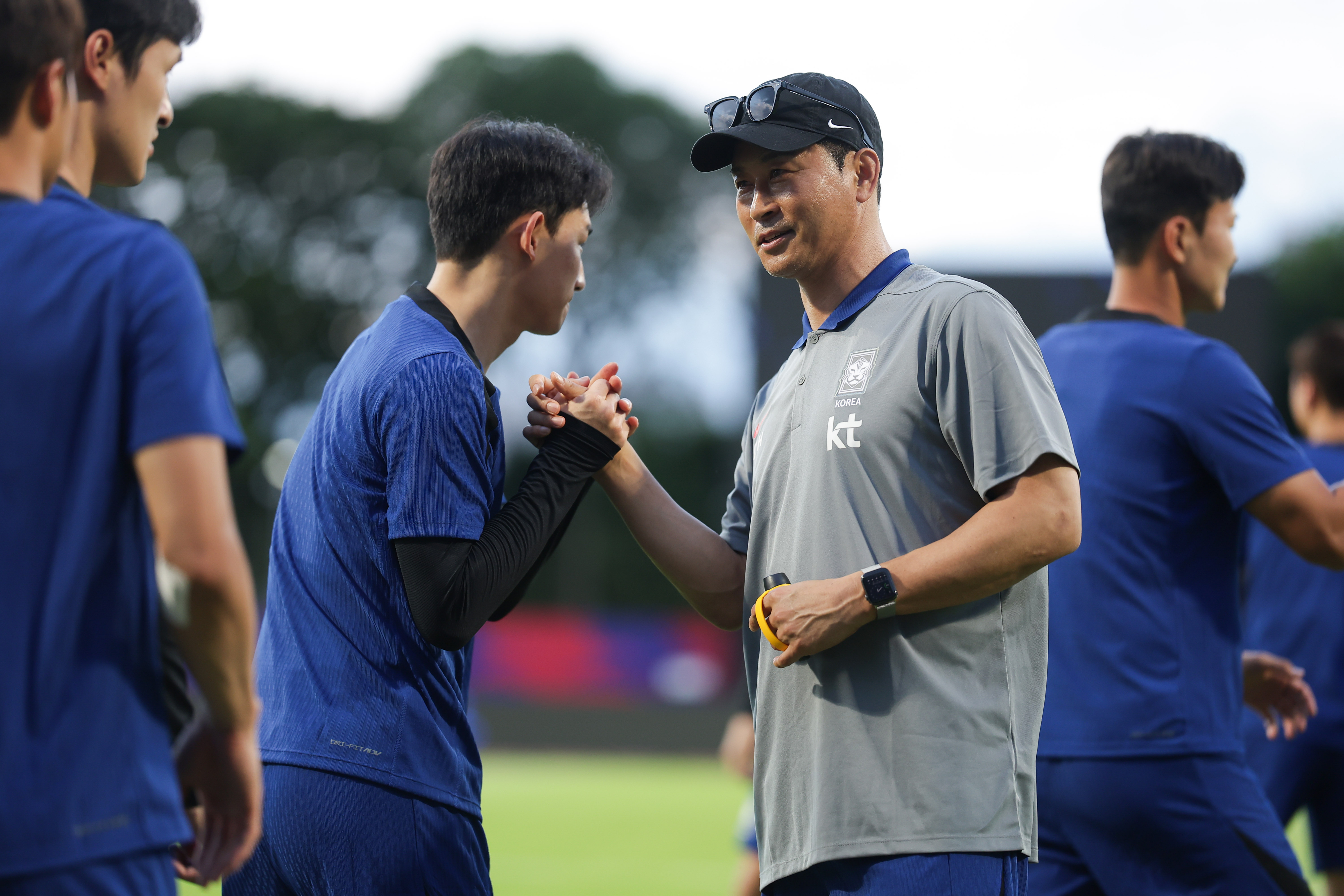 김도훈 한국 남자축구 국가대표팀 감독이 3일 싱가포르 비샨스타디움에서 2026 북중미월드컵 아시아 지역 2차 예선 C조 5차전 싱가포르와의 원정 경기를 앞두고 훈련을 진행하면서 선수들과 인사하고 있다. 대한축구협회 제공