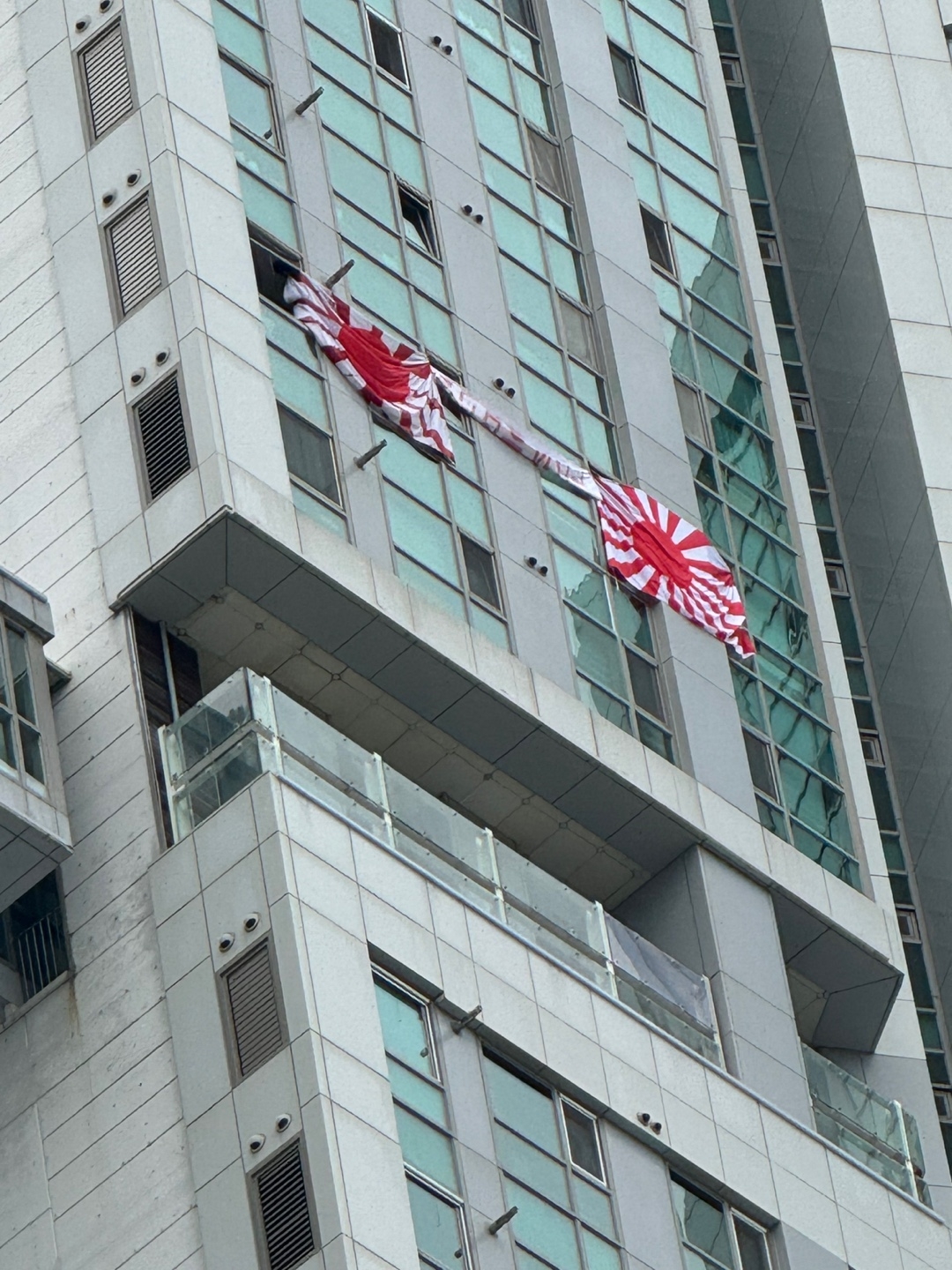 현충일인 6일 부산 수영구 한 아파트에 일본 군국주의를 상징하는 깃발인 욱일기가 걸려있다.