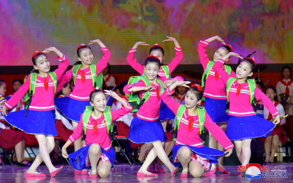 북한은 지난 5일 소년단창립 78주년 경축 학생소년들의 종합공연 ‘아버지원수님 품속에 행복한 우리 명절’이 평양시청년공원야외극장에서 진행됐다고 조선중앙통신이 6일 보도했다. 2024.6.6 평양 조선중앙통신·연합뉴스