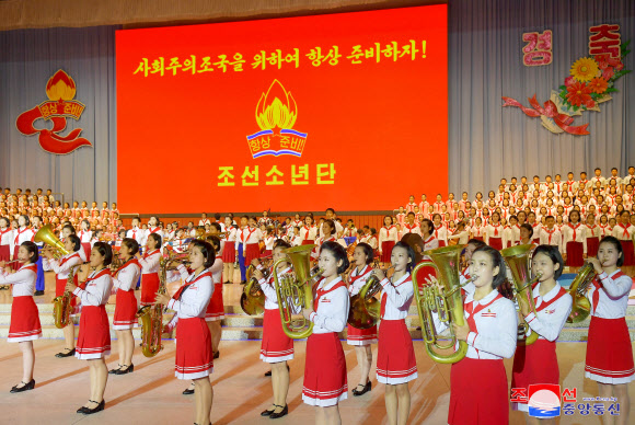 북한은 지난 5일 소년단창립 78주년 경축 학생소년들의 종합공연 ‘아버지원수님 품속에 행복한 우리 명절’이 평양시청년공원야외극장에서 진행됐다고 조선중앙통신이 6일 보도했다. 2024.6.6 평양 조선중앙통신·연합뉴스