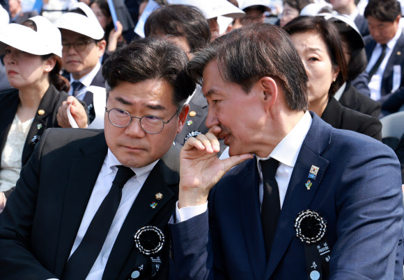 더불어민주당 박찬대 원내대표(왼쪽)와 조국혁신당 조국 대표가 6일 서울 동작구 국립서울현충원에서 열린 제69회 현충일 추념식에서 대화하고 있다.  2024.6.6  연합뉴스