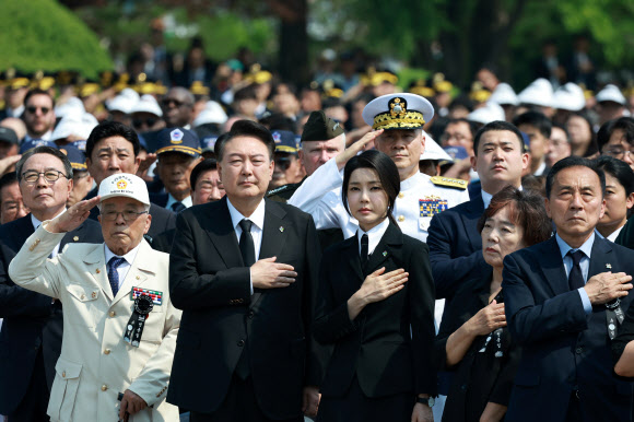 윤석열 대통령과 김건희 여사가 6일 서울 동작구 국립서울현충원에서 열린 제69회 현충일 추념식에서 국기에 경례하고 있다. 2024.6.6  연합뉴스