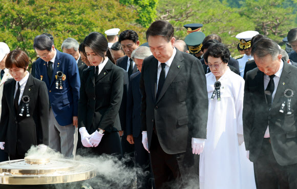 윤석열 대통령과 김건희 여사가 6일 서울 동작구 국립서울현충원에서 열린 제69회 현충일 추념식에서 현충탑에 참배하며 묵념하고 있다. 2024.6.6  연합뉴스