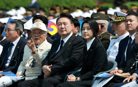 윤석열 대통령과 김건희 여사가 6일 서울 동작구 국립서울현충원에서 열린 제69회 현충일 추념식에서 참석자와 대화하고 있다. 2024.6.6  연합뉴스