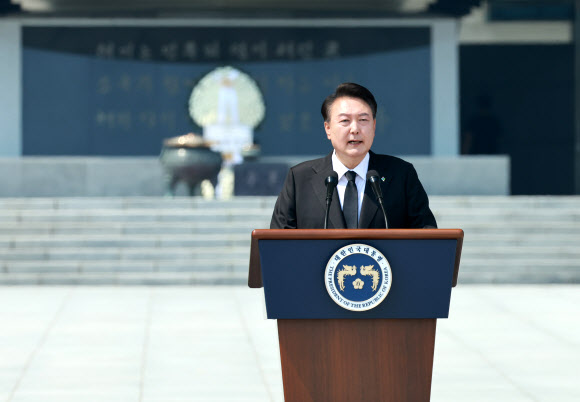 윤석열 대통령이 6일 서울 동작구 국립서울현충원에서 열린 제69회 현충일 추념식에서 추념사를 하고 있다. 2024.6.6  연합뉴스