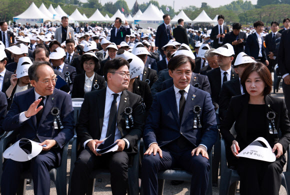 국민의힘 추경호 원내대표(왼쪽부터), 더불어민주당 박찬대 원내대표, 조국혁신당 조국 대표, 개혁신당 허은아 대표가 6일 서울 동작구 국립서울현충원에서 열린 제69회 현충일 추념식에 참석하고 있다.  2024.6.6  연합뉴스